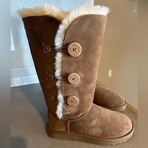 NWT Ugg Boots - size 8